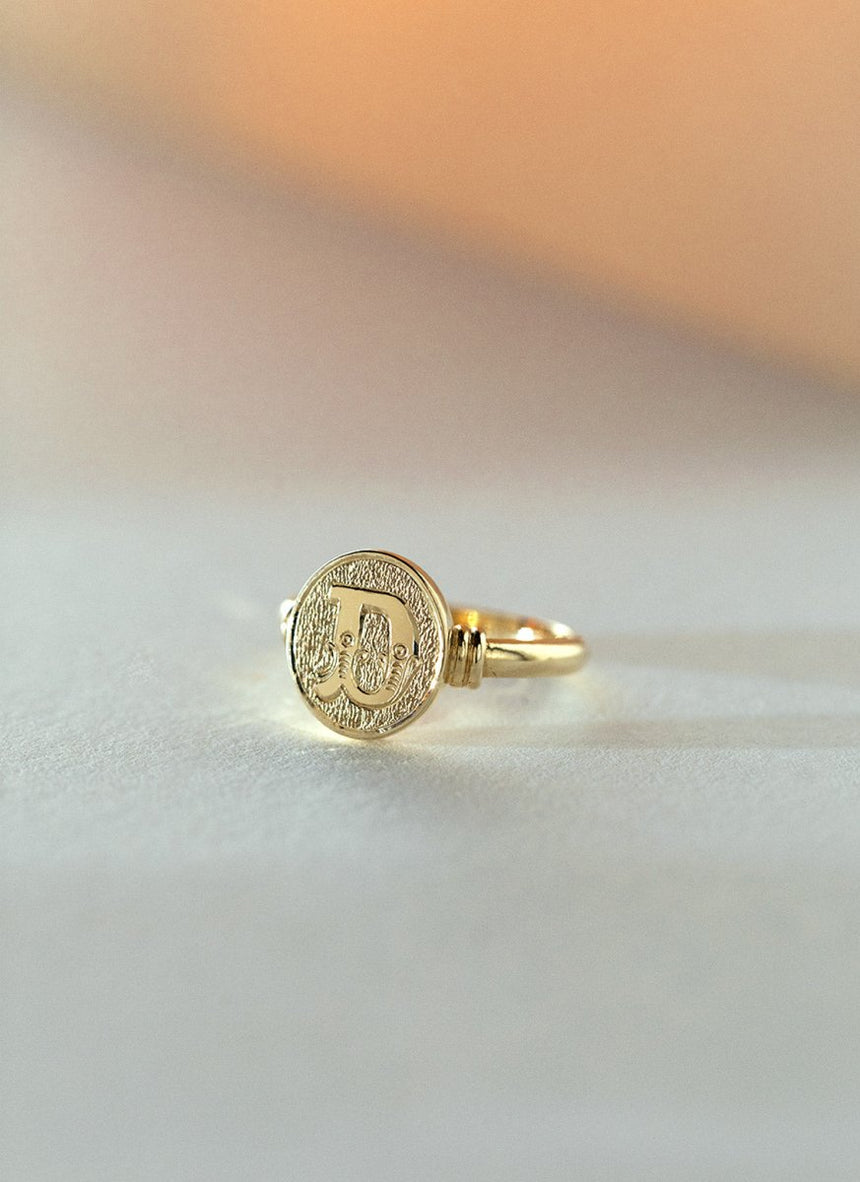 Movie signet ring - Kroewe script 14k gold - Studio Kroewe