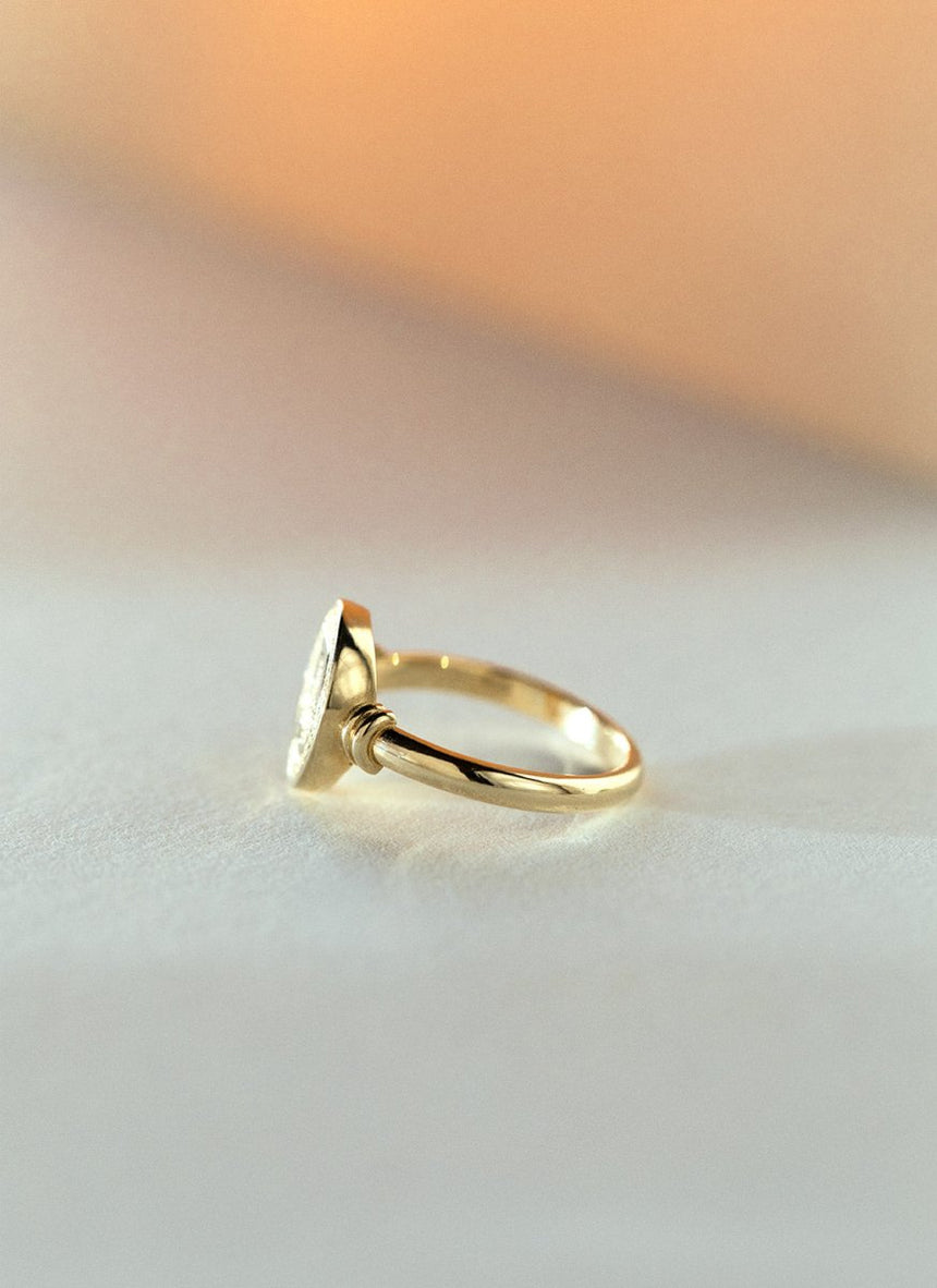 Movie signet ring - Kroewe script 14k gold - Studio Kroewe