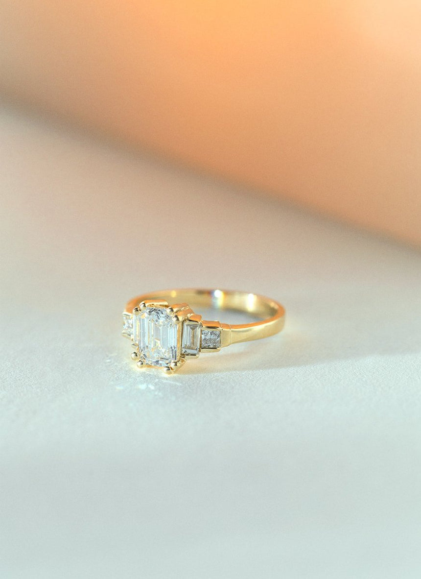 Noa emerald cut diamond ring 14k gold - Studio Kroewe