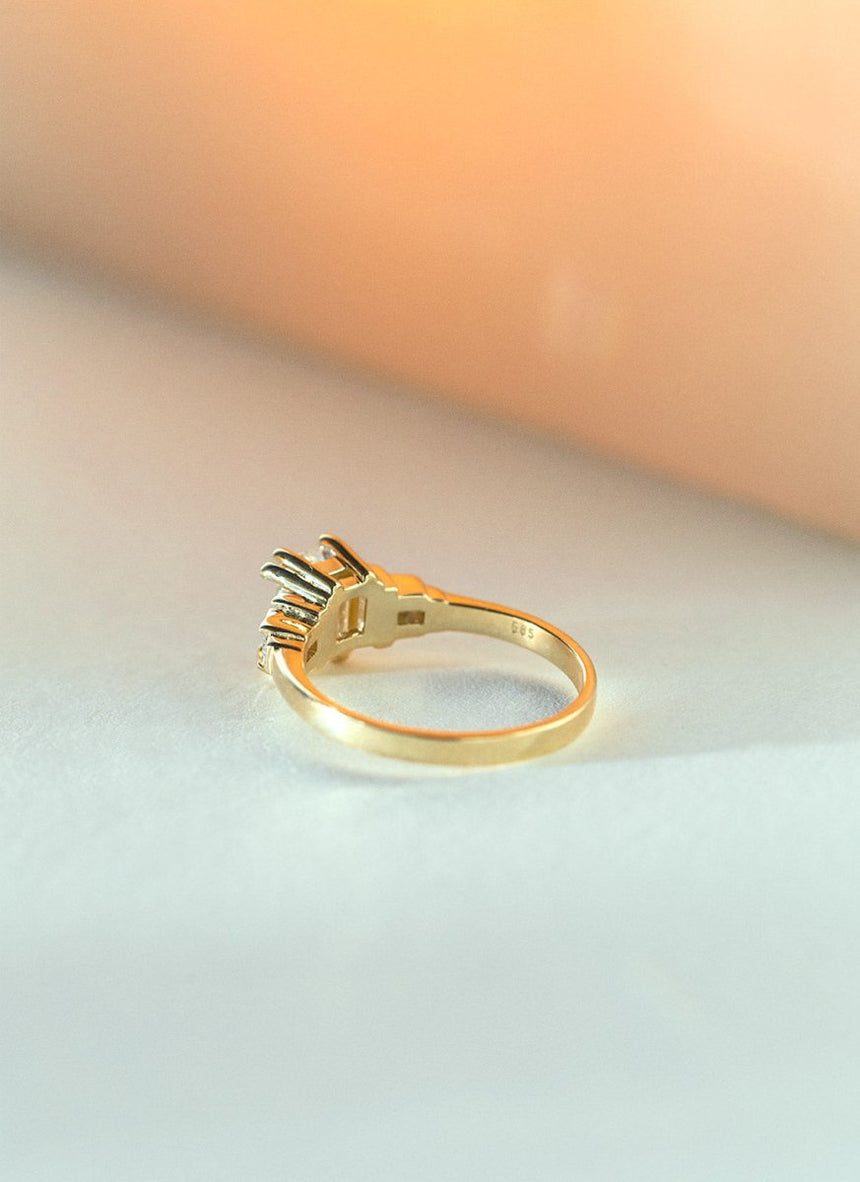 Noa emerald cut diamond ring 14k gold - Studio Kroewe