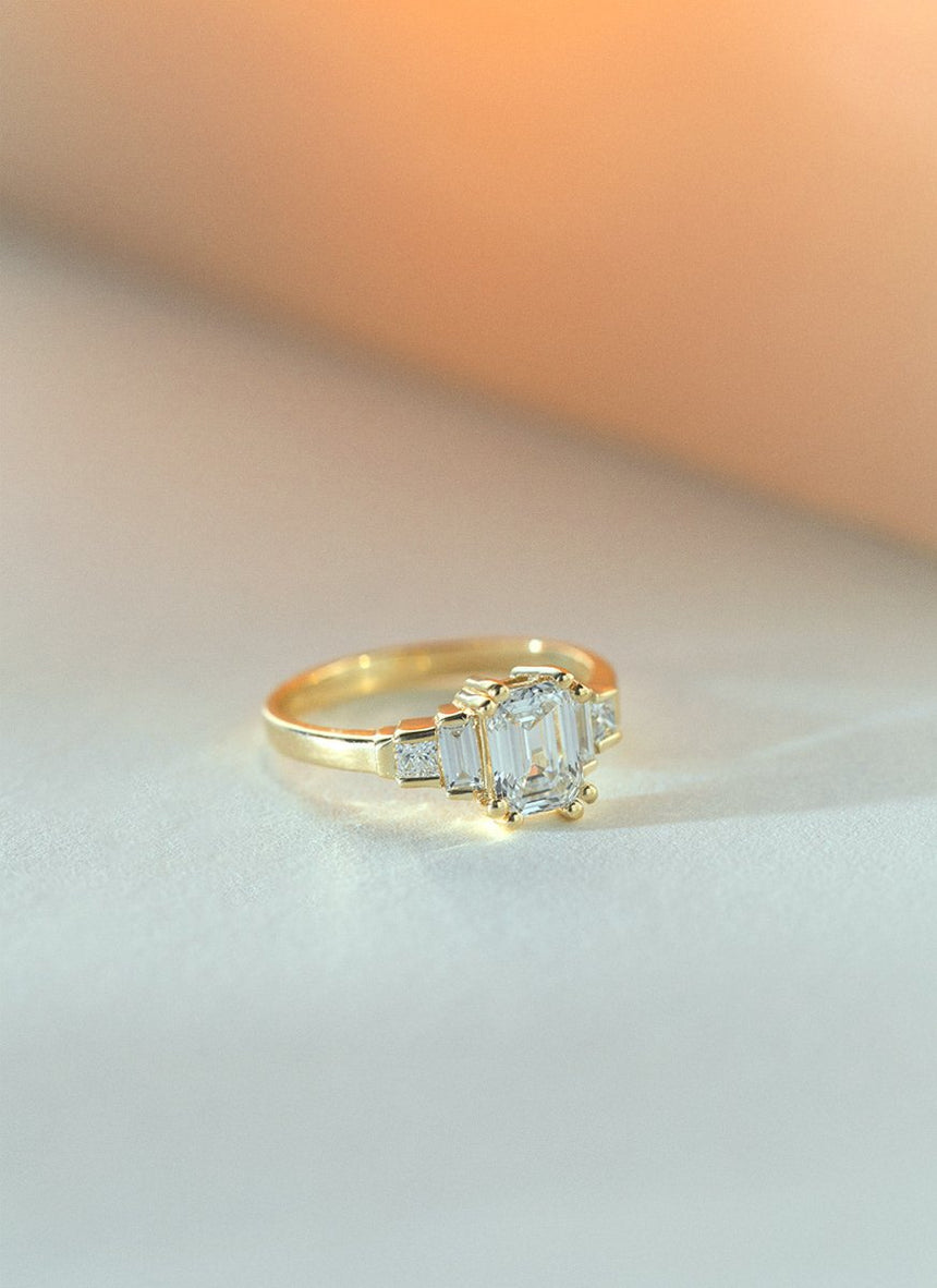 Noa emerald cut diamond ring 14k gold - Studio Kroewe