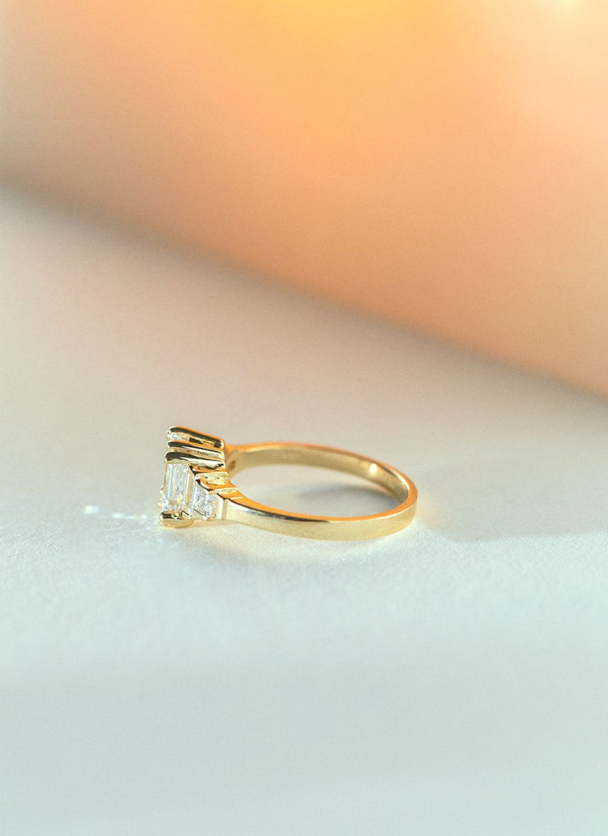Noa emerald cut diamond ring 14k gold - Studio Kroewe