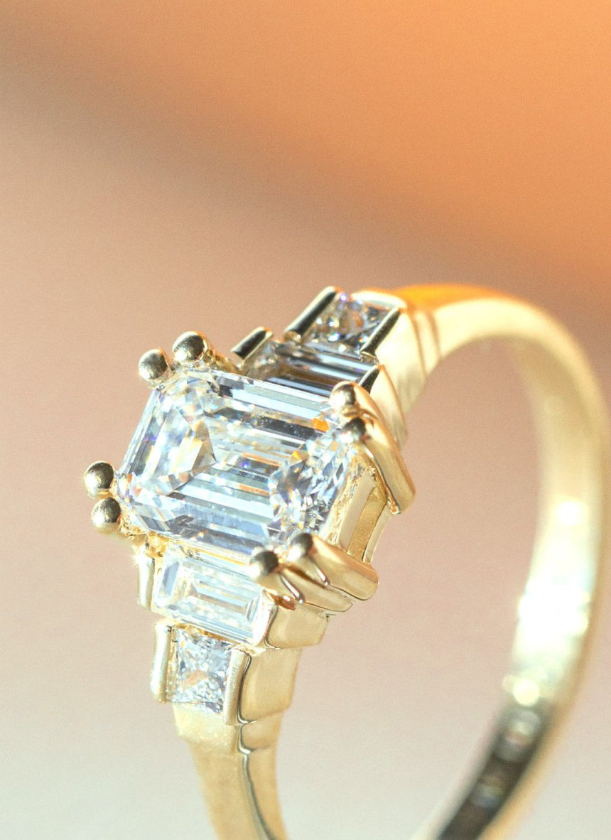 Noa emerald cut diamond ring 14k gold - Studio Kroewe