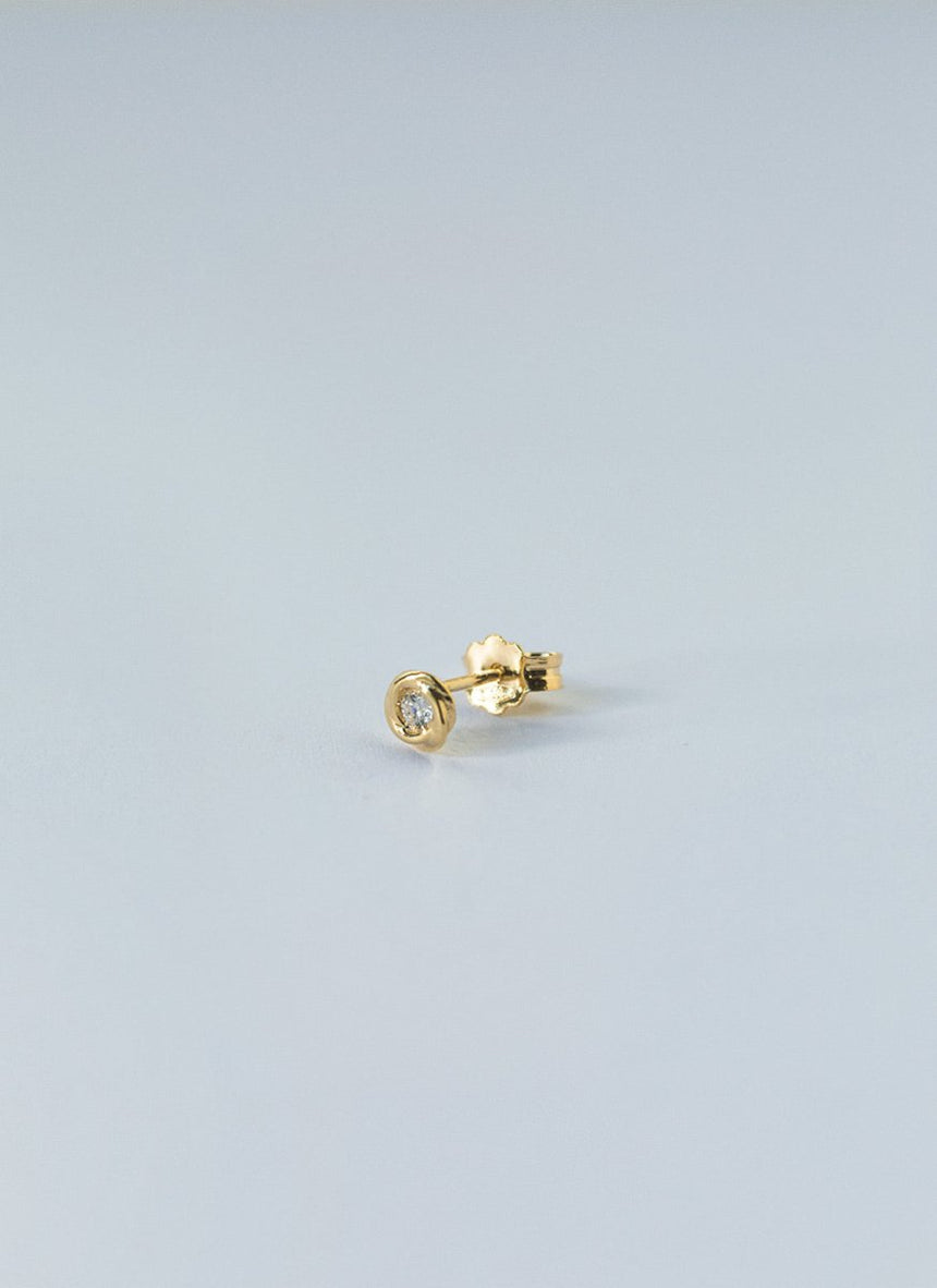 Jumi pearl huggie 14k gold - Studio Kroewe