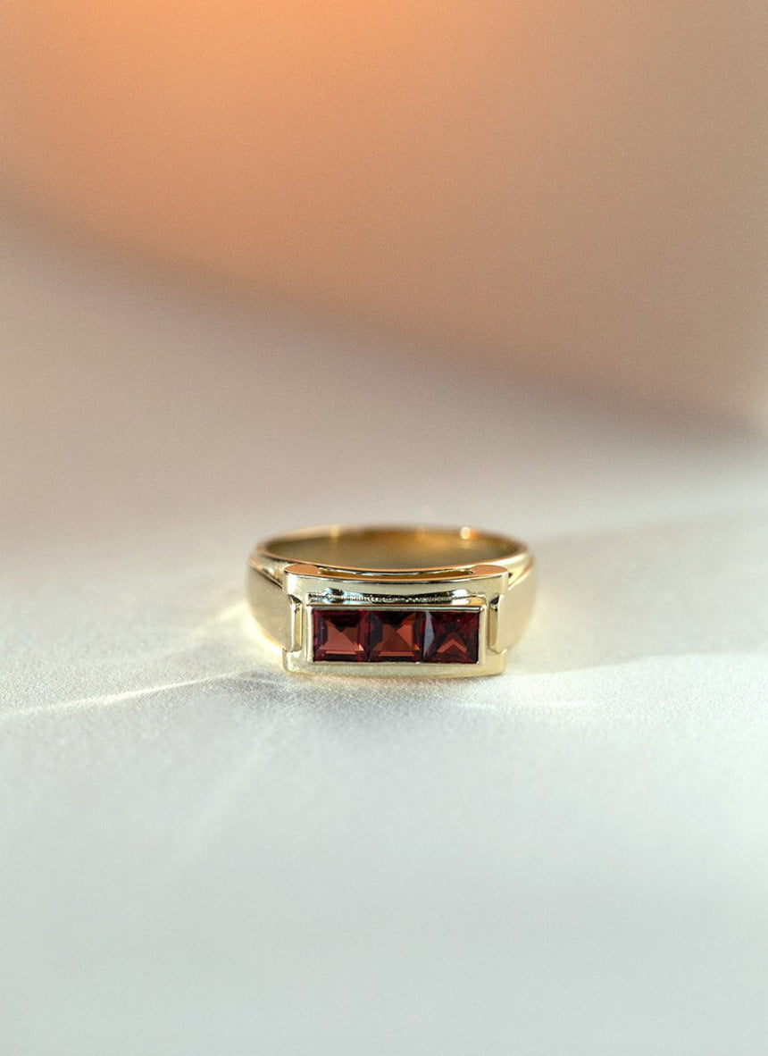 Oby garnet ring 14k gold - Studio Kroewe