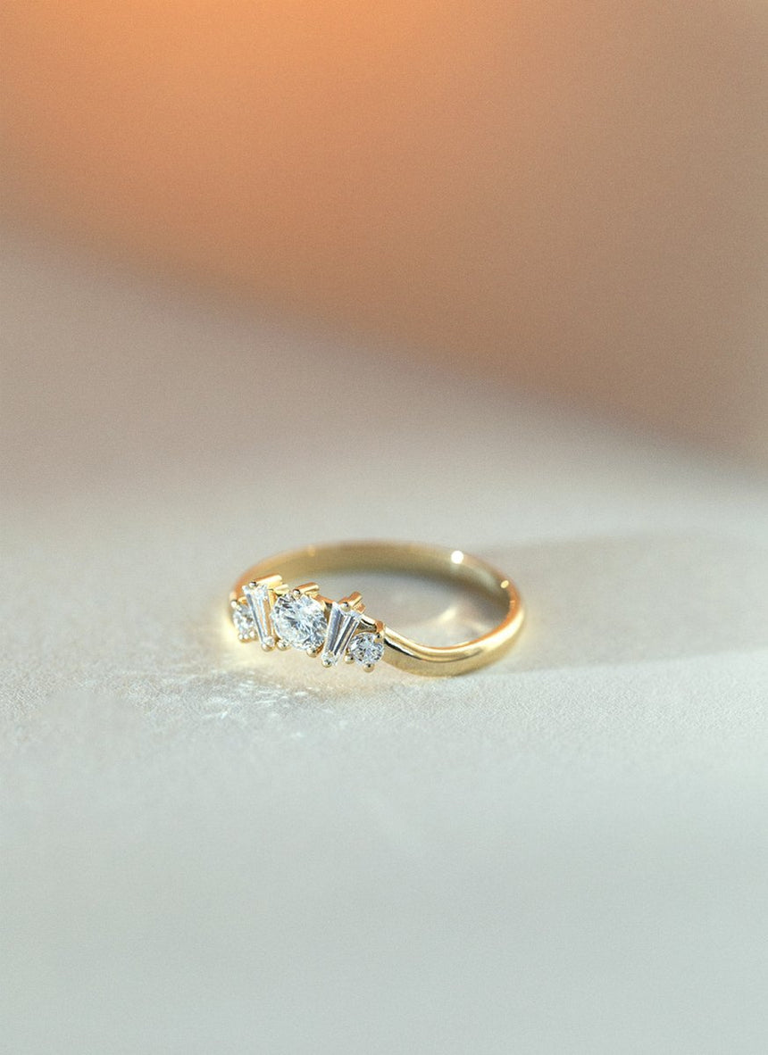 Paddy diamond curve ring 14k gold - Studio Kroewe