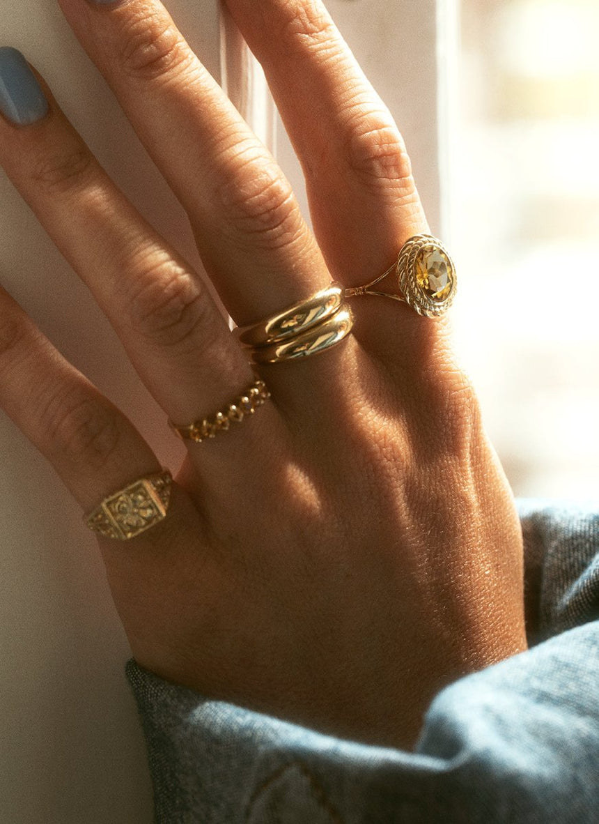 Goldie signet ring 14k gold - Studio Kroewe
