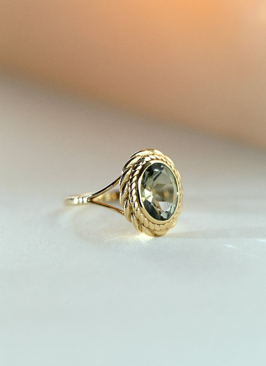 Goldie signet ring 14k gold - Studio Kroewe