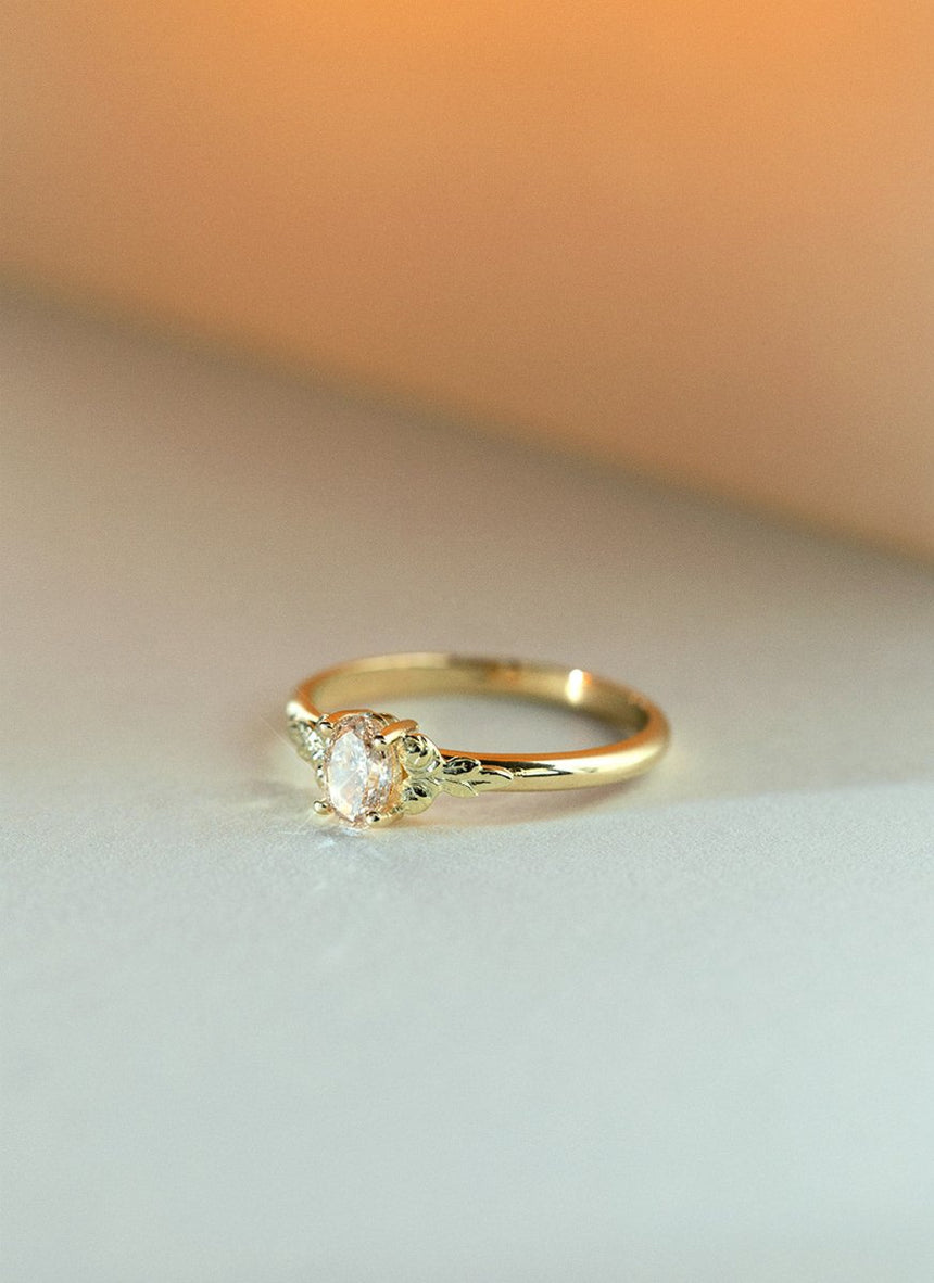 Pippa champagne oval cut diamond ring 14k gold - Studio Kroewe