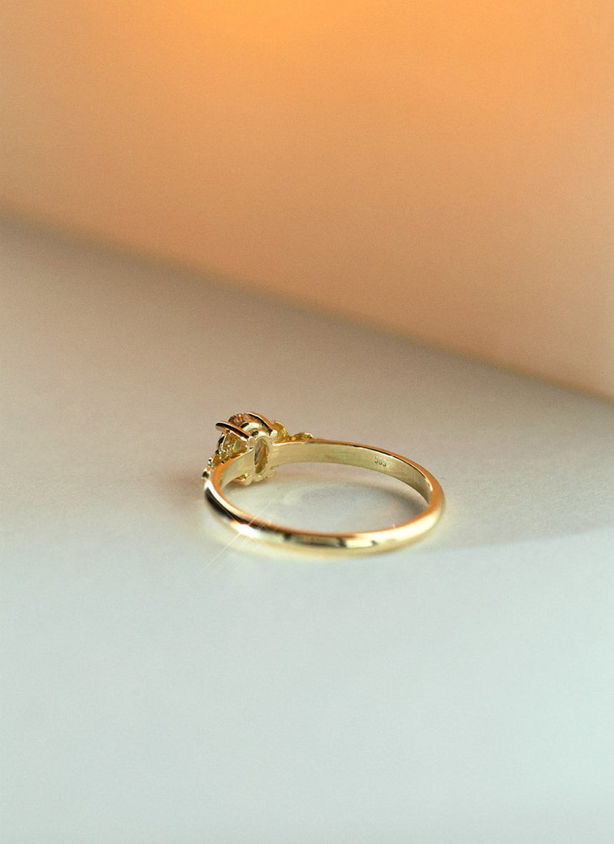 Pippa champagne oval cut diamond ring 14k gold - Studio Kroewe