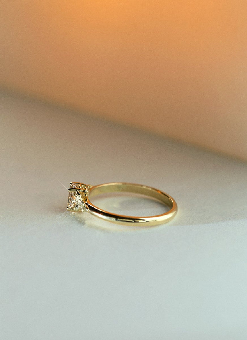Pippa champagne oval cut diamond ring 14k gold - Studio Kroewe