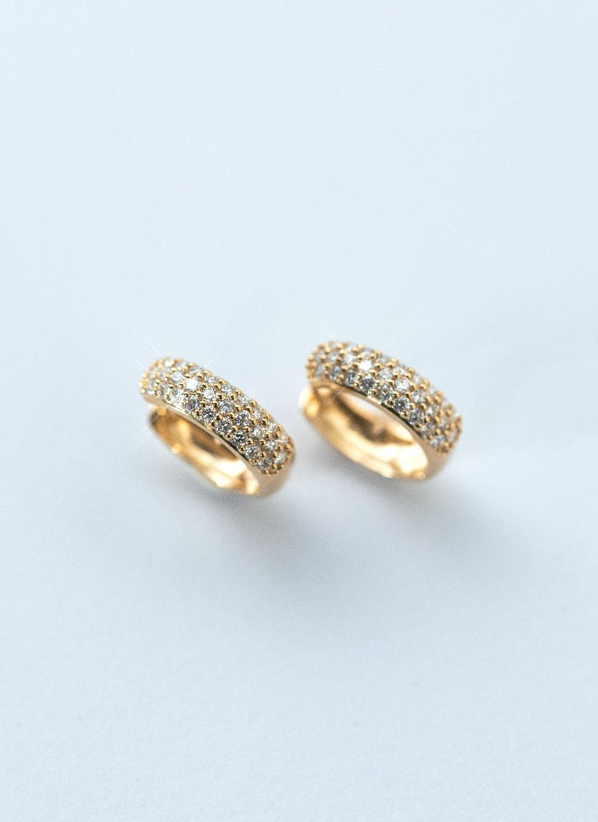 Jumi pearl huggie 14k gold - Studio Kroewe