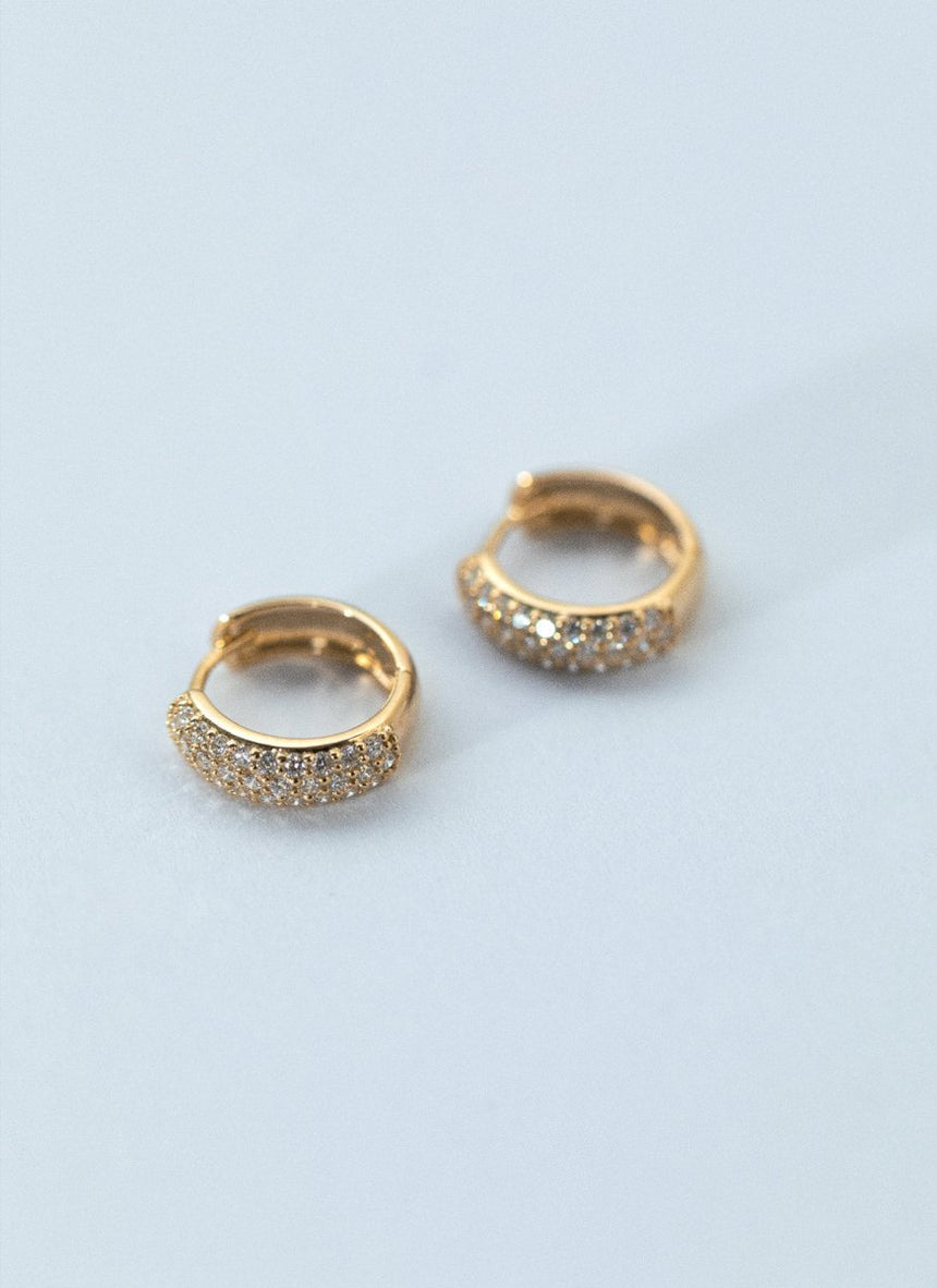 Jumi pearl huggie 14k gold - Studio Kroewe