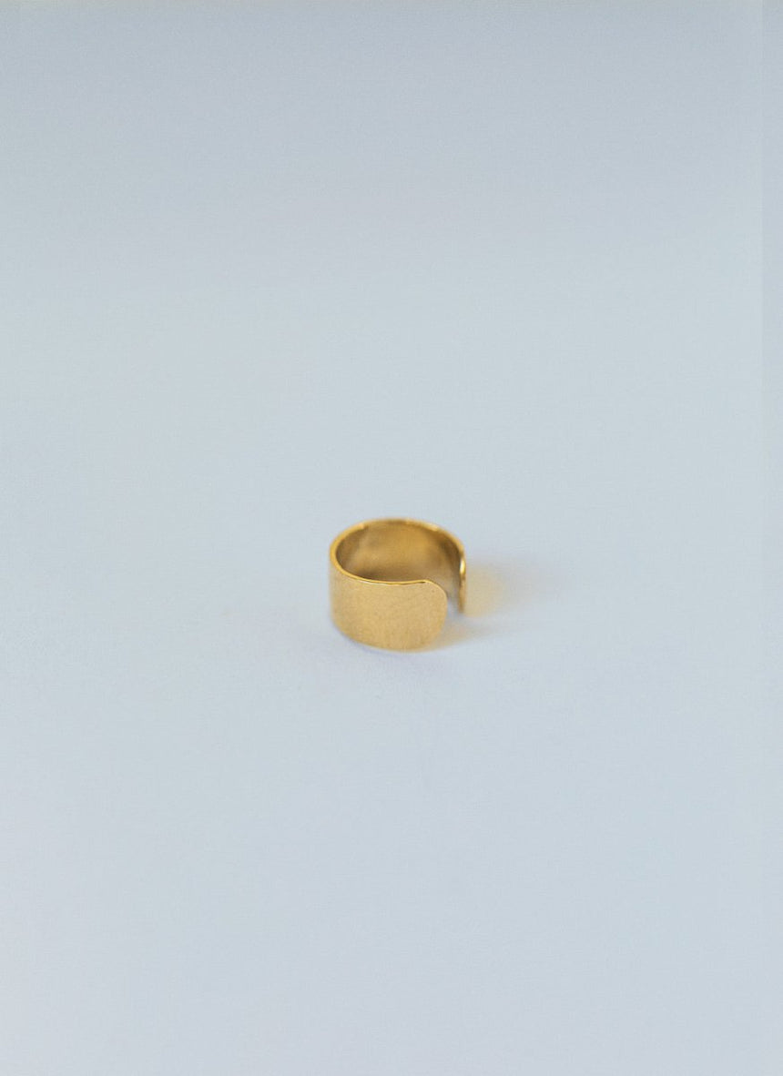 Jumi pearl huggie 14k gold - Studio Kroewe