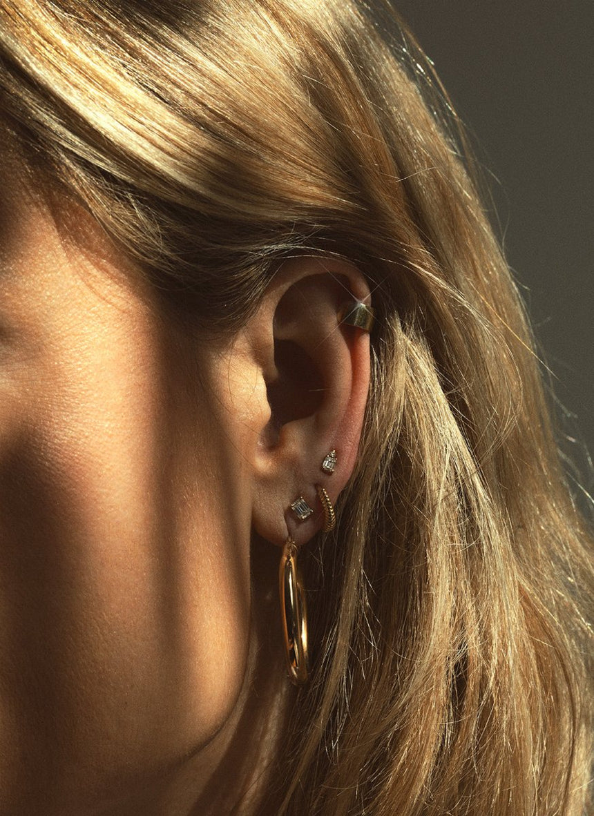Jumi pearl huggie 14k gold - Studio Kroewe