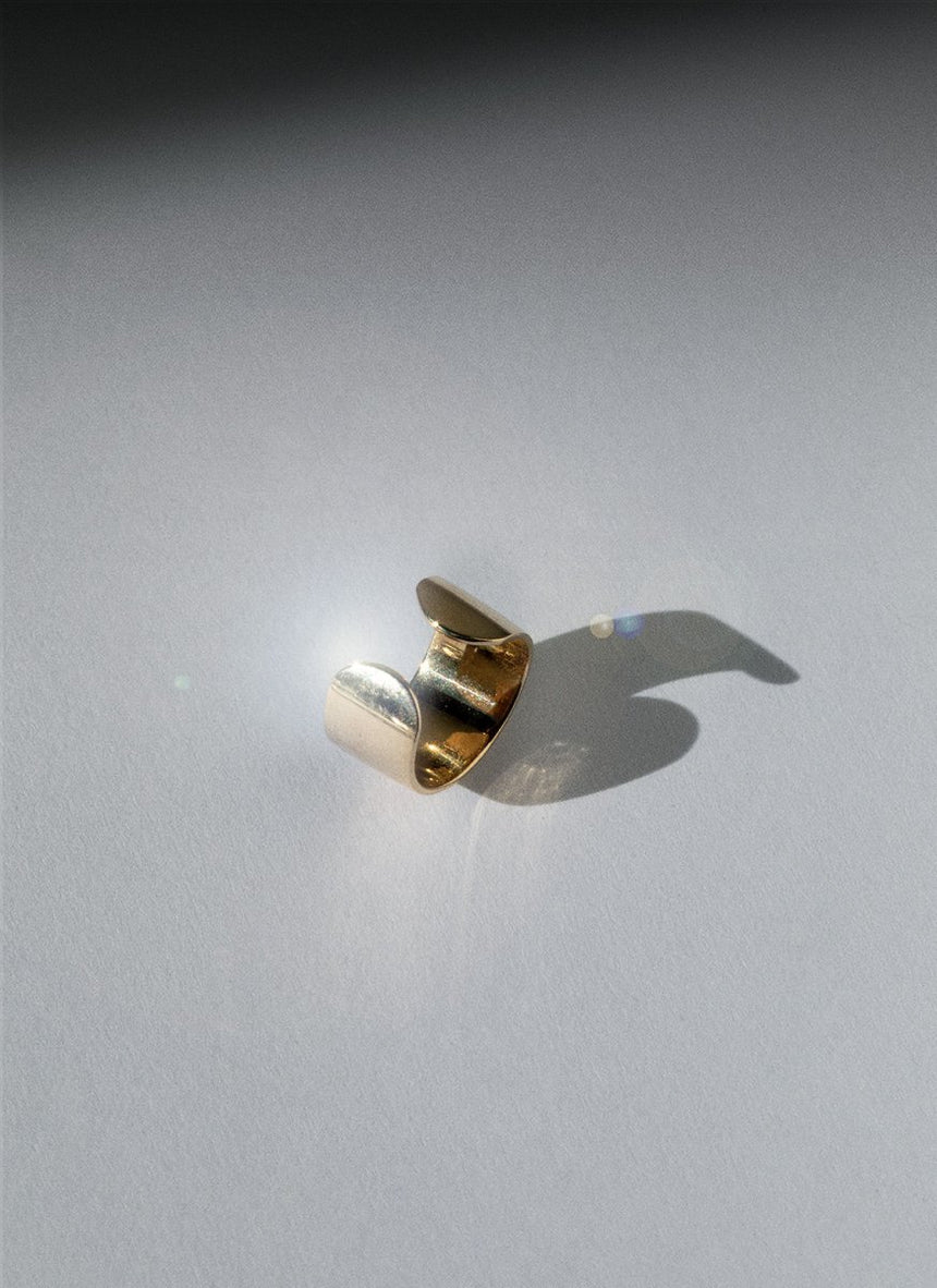 Jumi pearl huggie 14k gold - Studio Kroewe