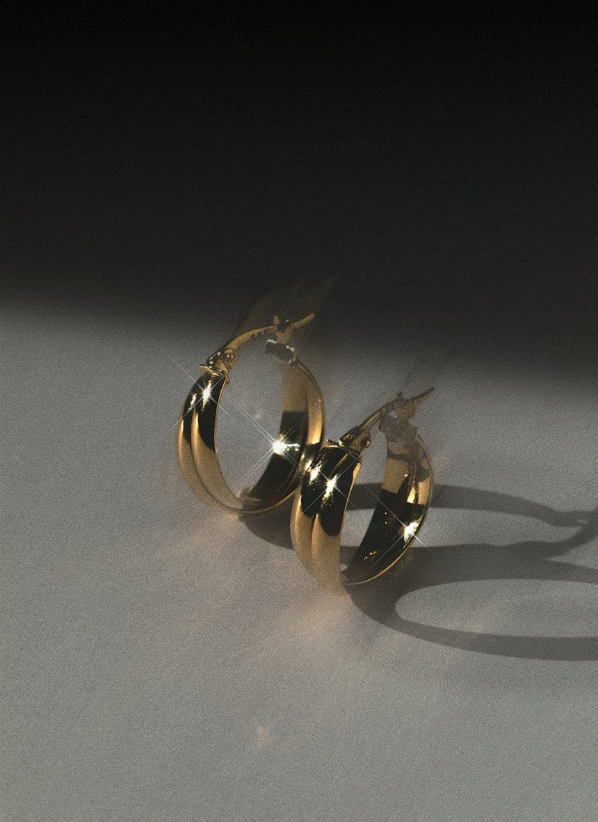 Jumi pearl huggie 14k gold - Studio Kroewe