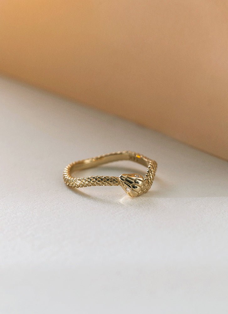 Goldie signet ring 14k gold - Studio Kroewe