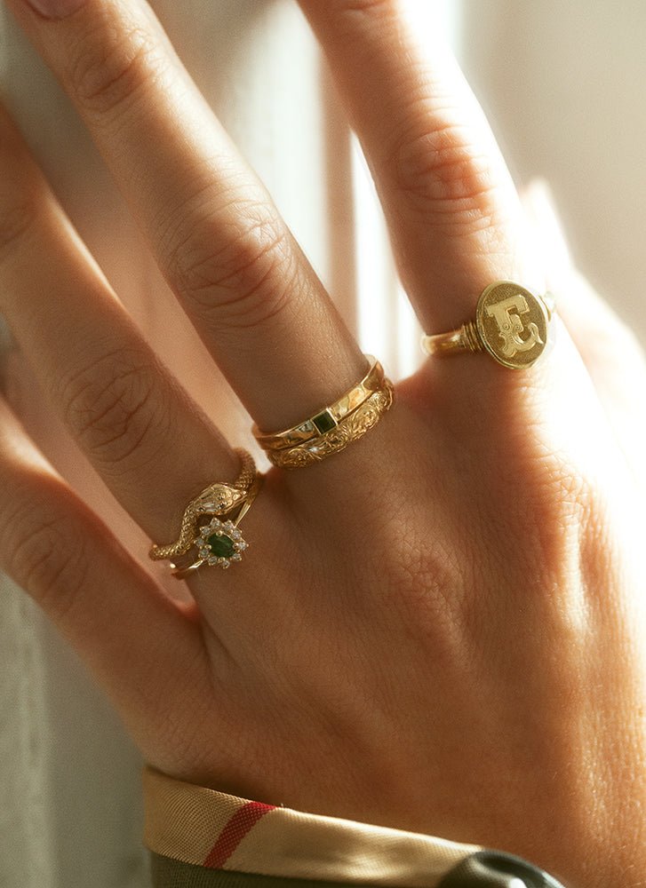 Goldie signet ring 14k gold - Studio Kroewe