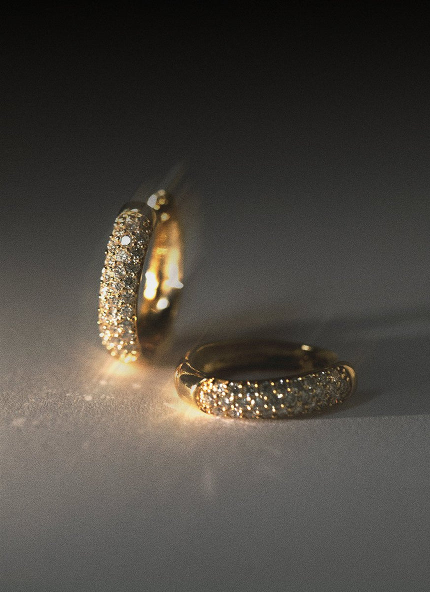 Jumi pearl huggie 14k gold - Studio Kroewe