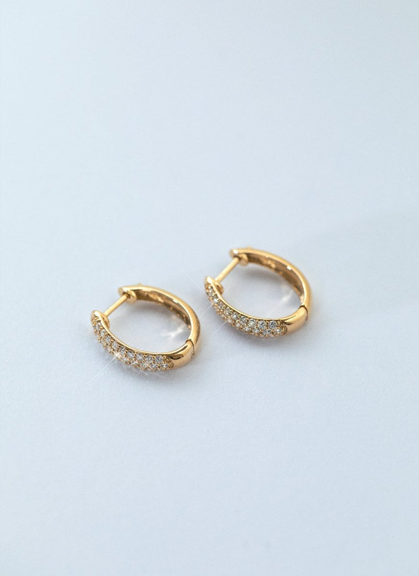 Jumi pearl huggie 14k gold - Studio Kroewe