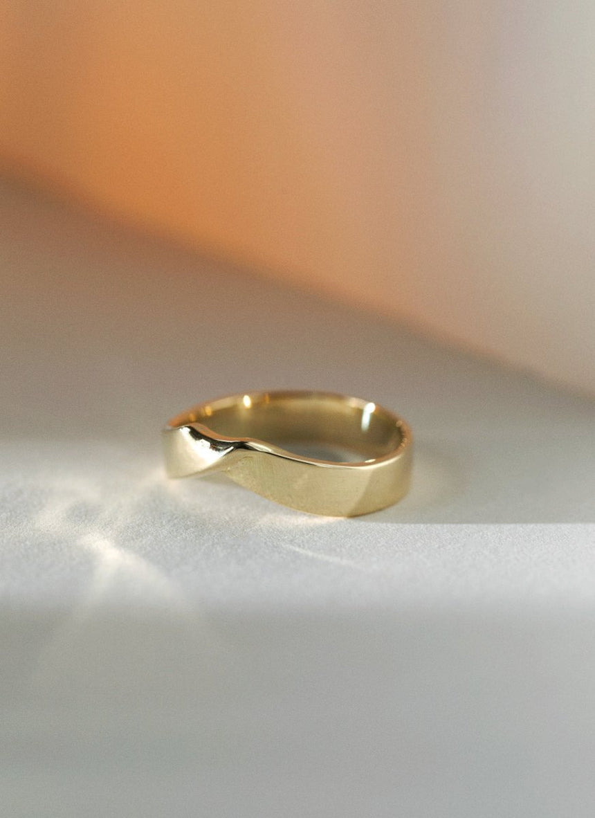 The gent archer ring 14k gold - Studio Kroewe