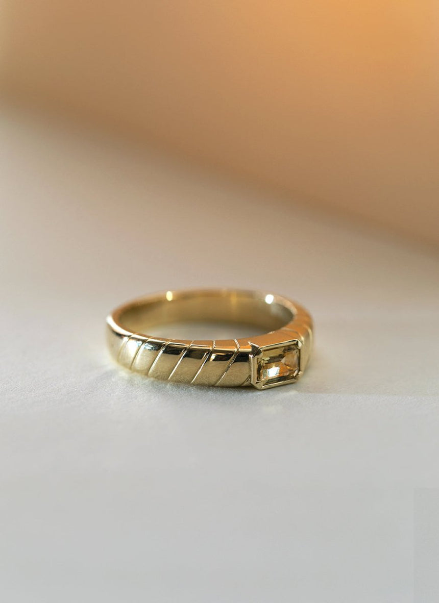 The gent bruce citrine ring 14k gold - Studio Kroewe