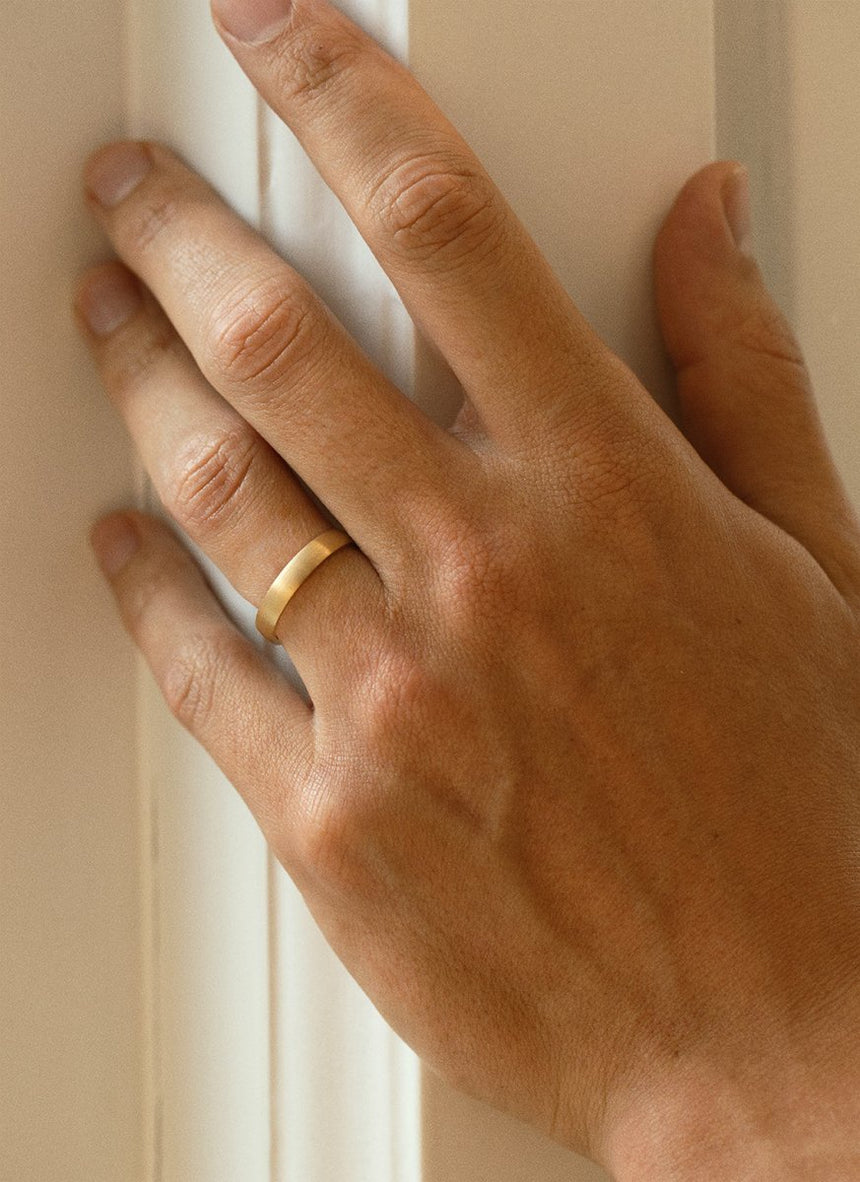 The gent classic II ring 14k gold - Studio Kroewe