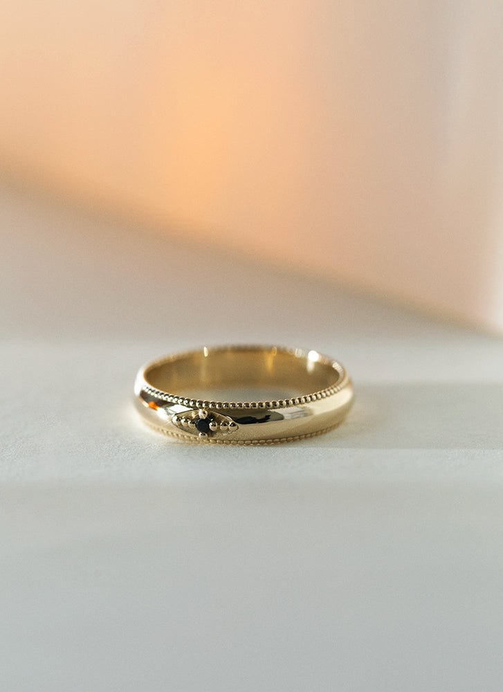 The gent lonny black sapphire ring 14k gold - Studio Kroewe