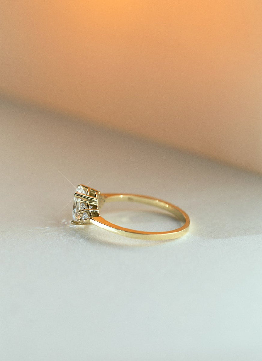 Valentina oval cut diamond ring 14k gold - Studio Kroewe
