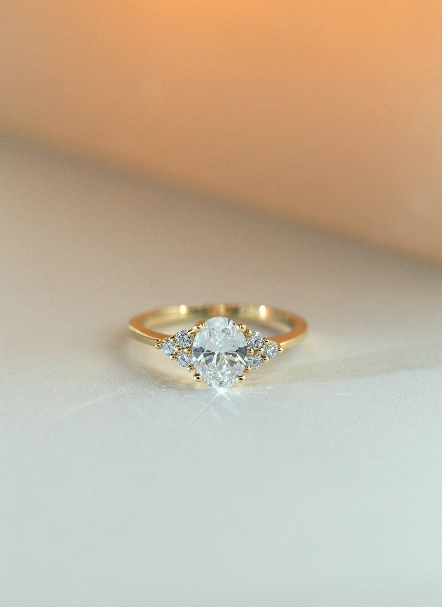 Valentina oval cut diamond ring 14k gold - Studio Kroewe