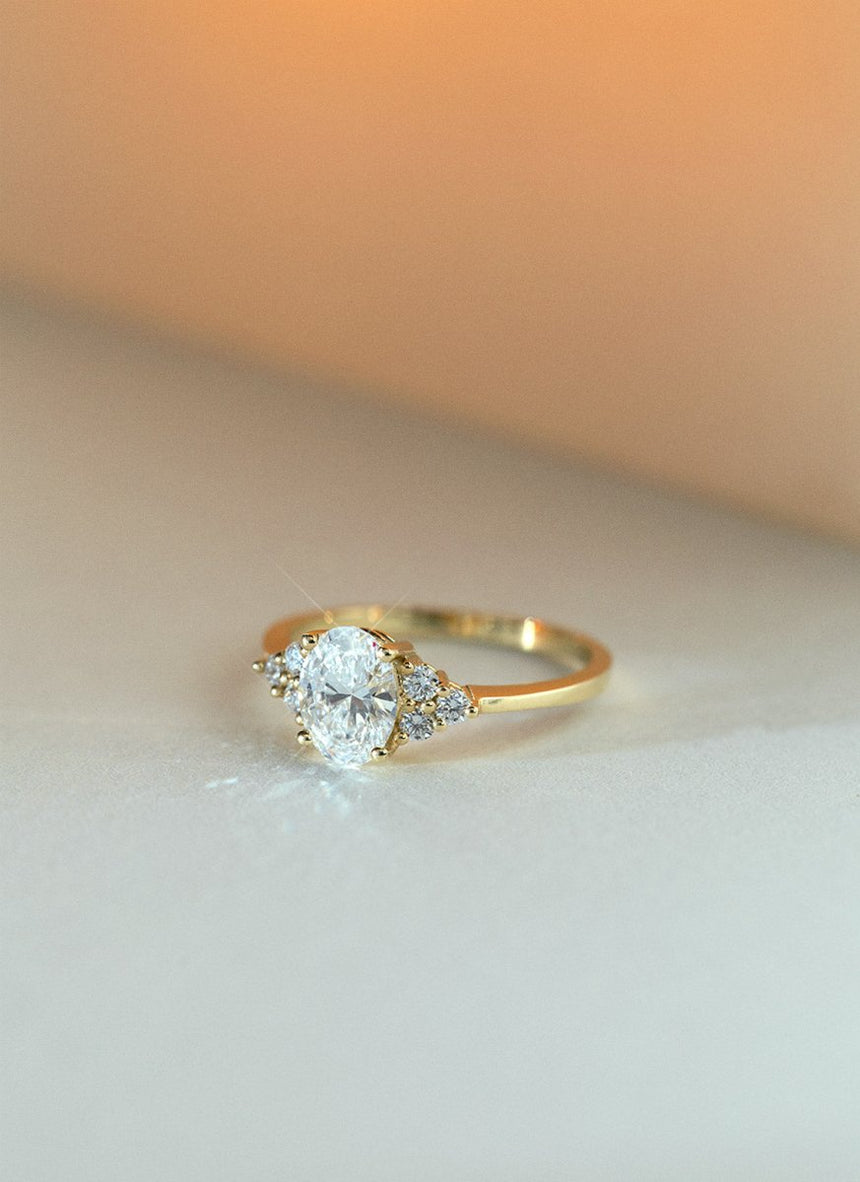 Valentina oval cut diamond ring 14k gold - Studio Kroewe