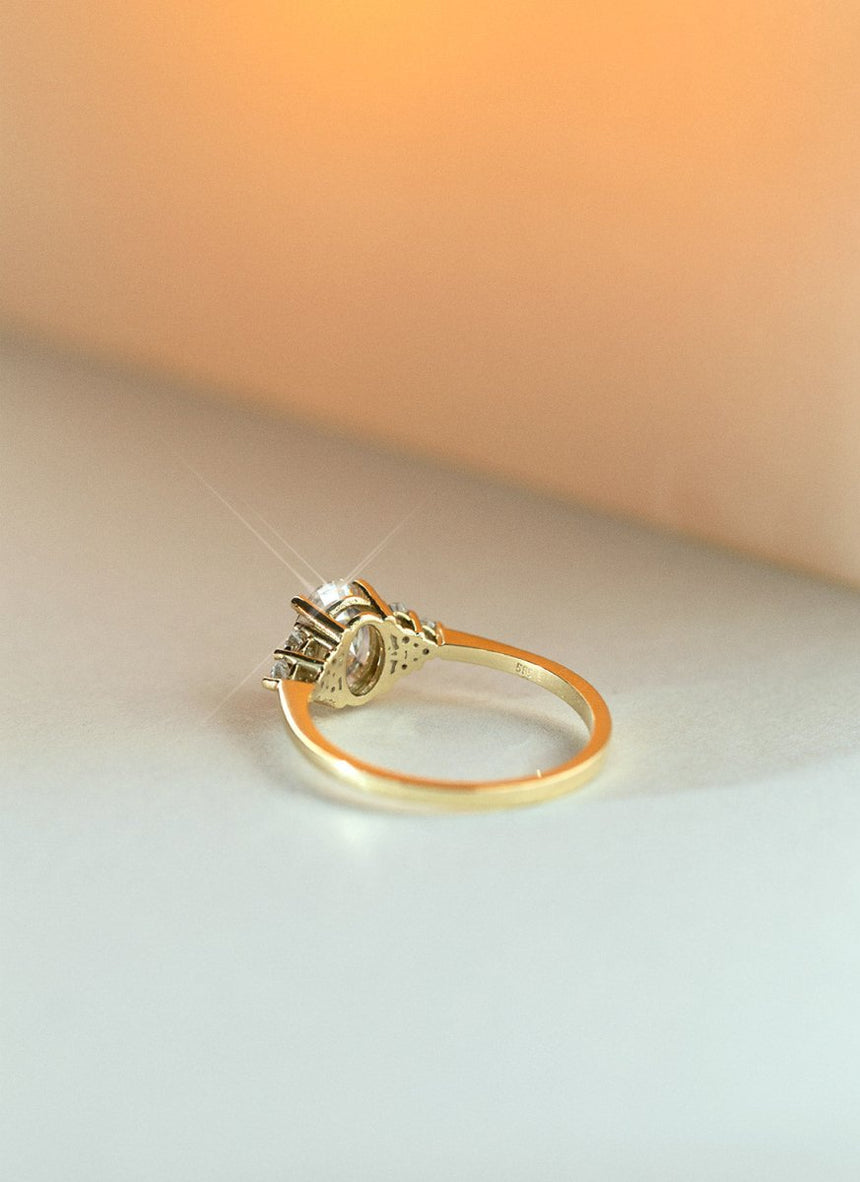 Valentina oval cut diamond ring 14k gold - Studio Kroewe