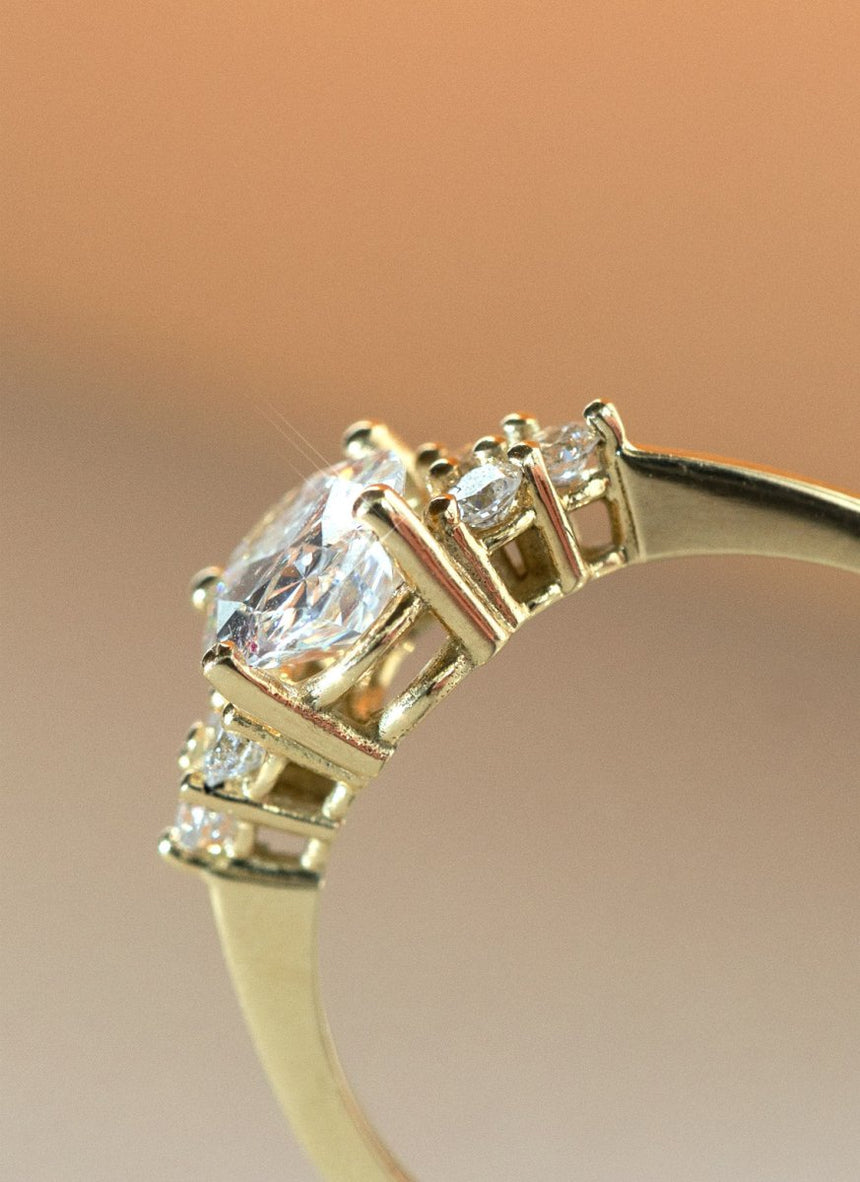 Valentina oval cut diamond ring 14k gold - Studio Kroewe