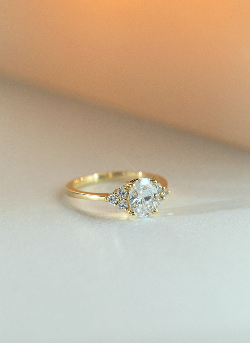 Valentina oval cut diamond ring 14k gold - Studio Kroewe