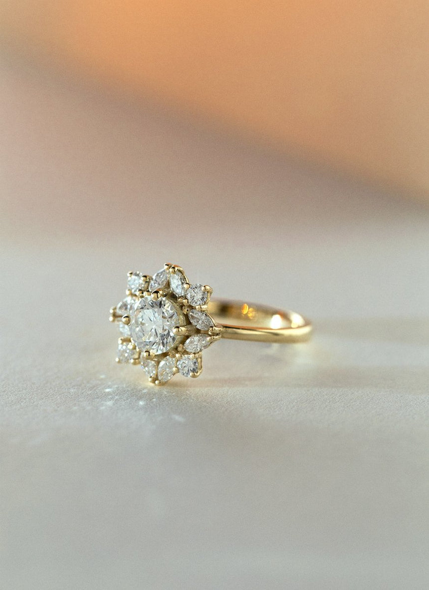 Violet limited Edition | Diamond entourage ring - Studio Kroewe