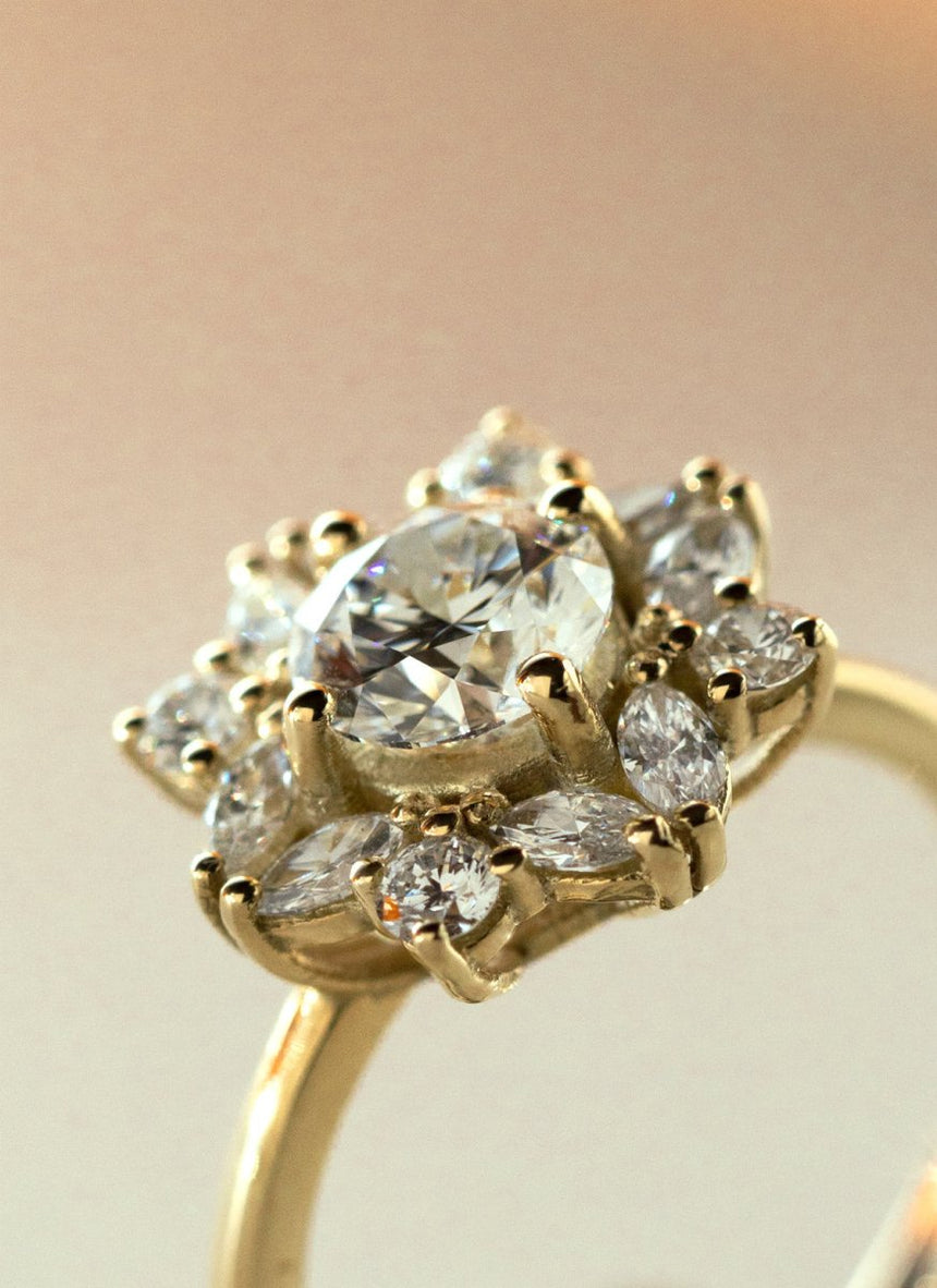 Violet limited Edition | Diamond entourage ring - Studio Kroewe