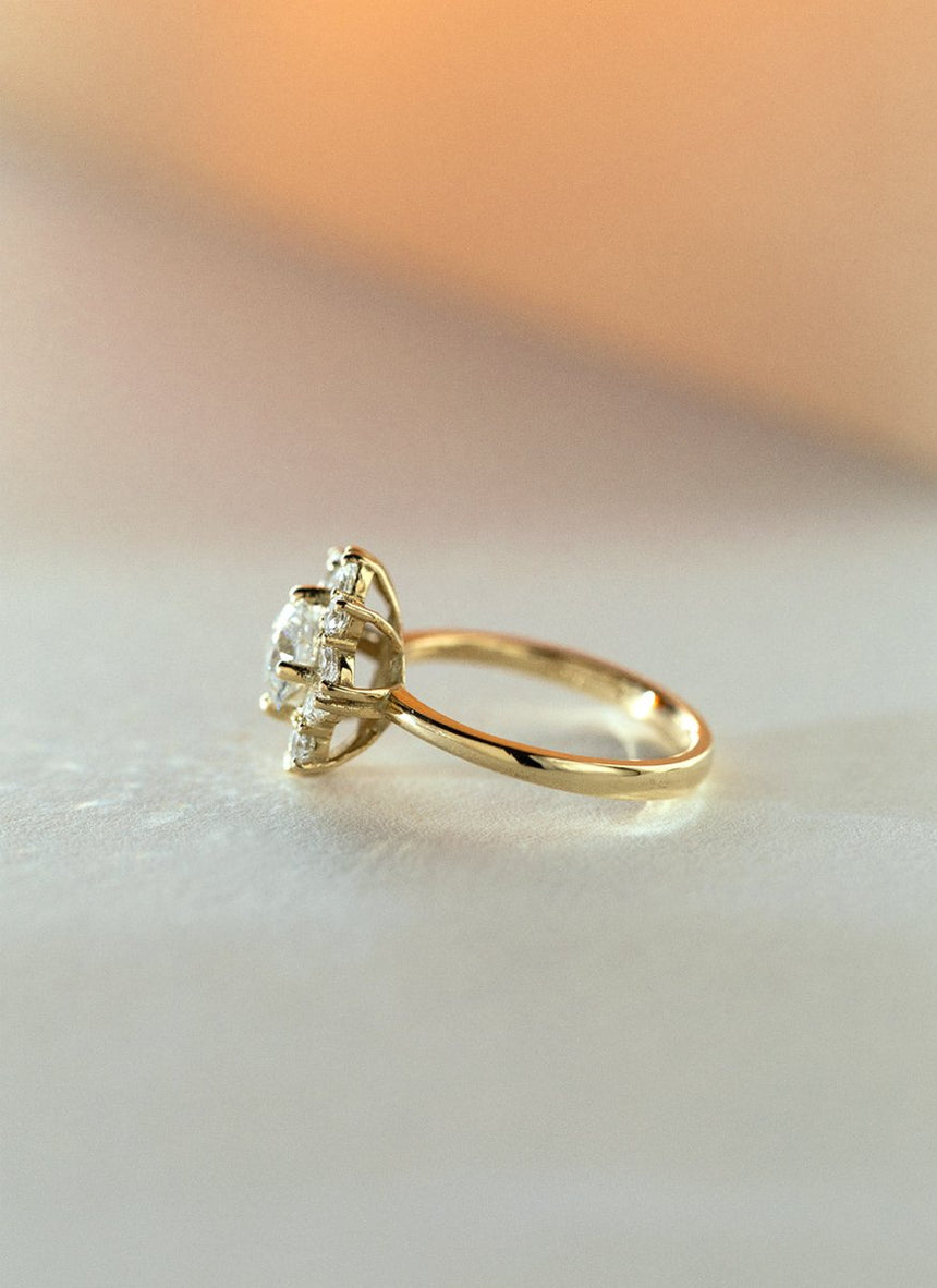 Violet limited Edition | Diamond entourage ring - Studio Kroewe