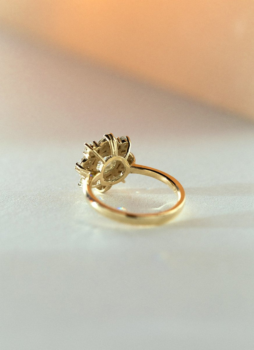 Violet limited Edition | Diamond entourage ring - Studio Kroewe