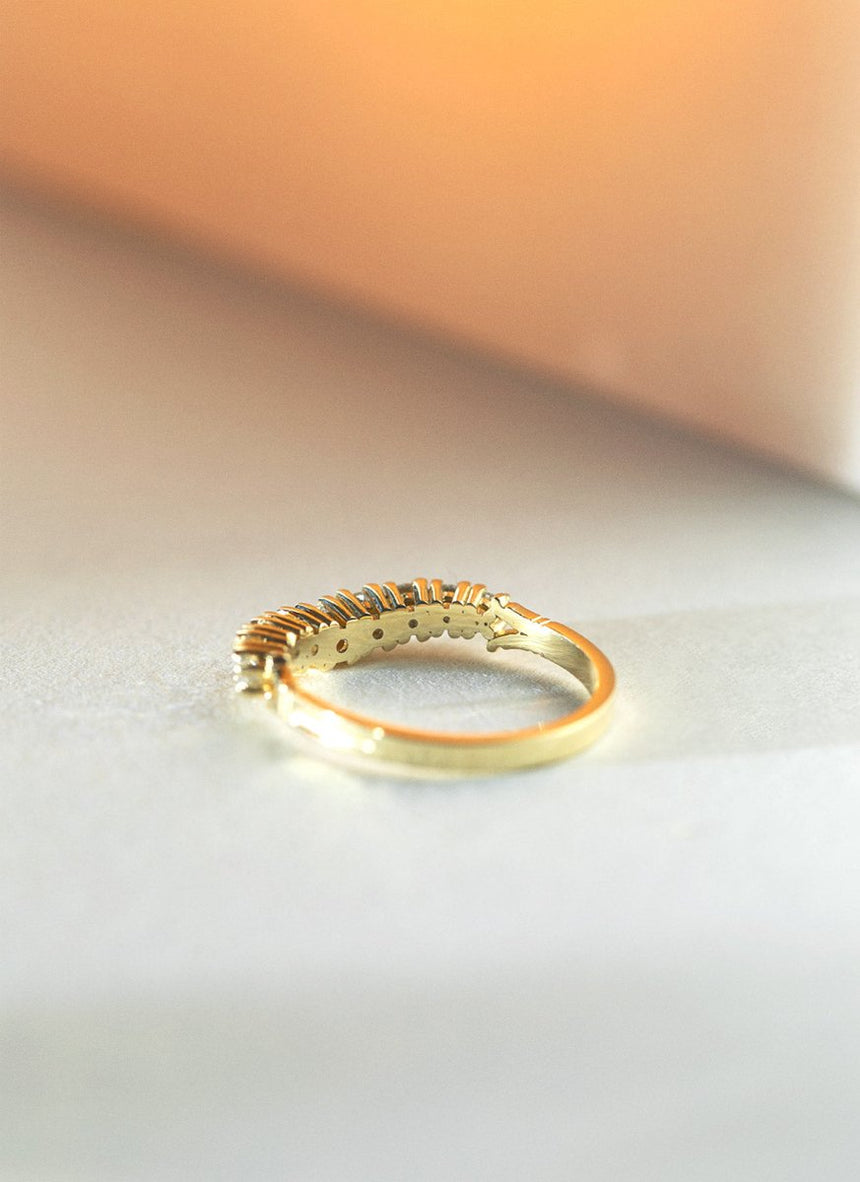 Xavi brilliant cut diamond curve ring 14k gold - Studio Kroewe