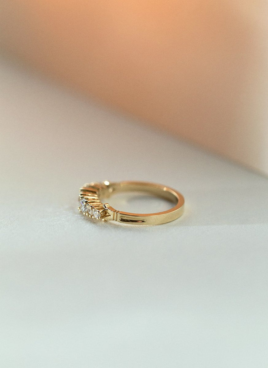 Xavi's sister round diamond ring 14k gold - Studio Kroewe