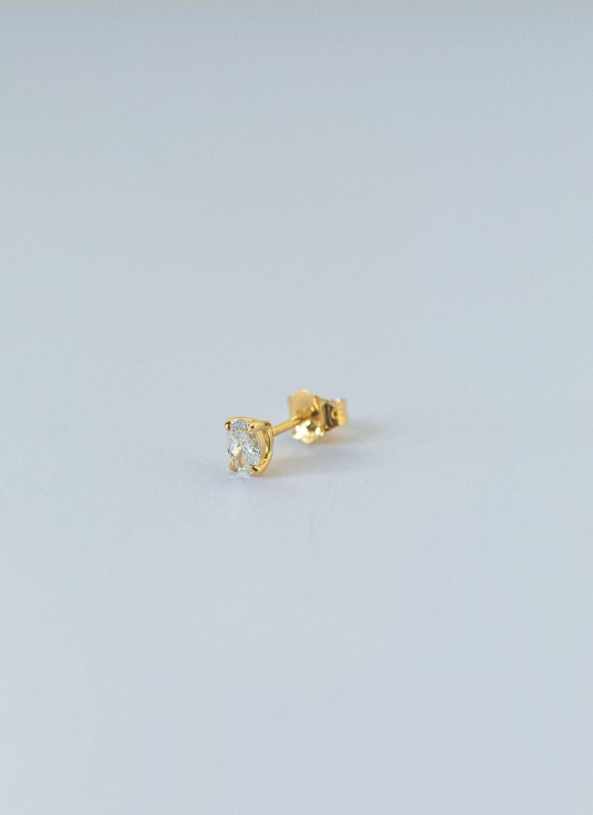 Jumi pearl huggie 14k gold - Studio Kroewe