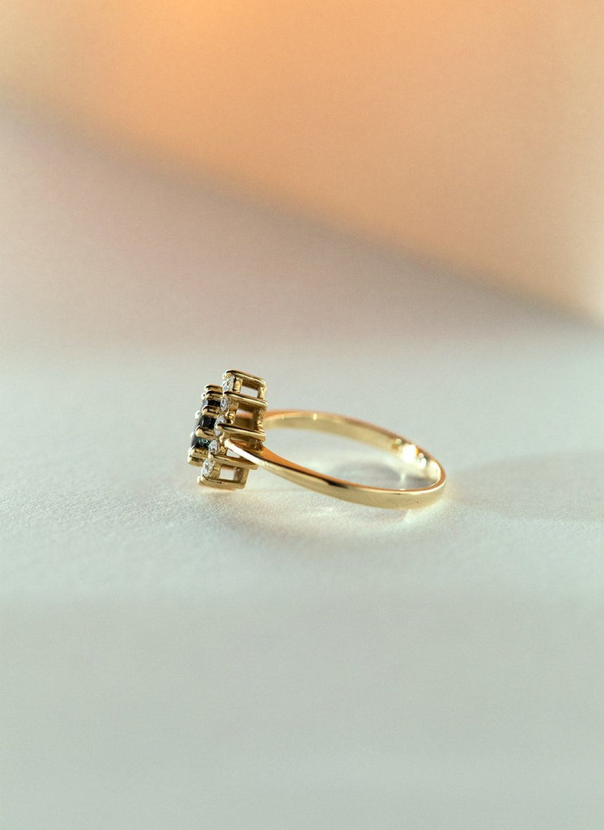 Yoki green tourmaline entourage ring 14k gold - Studio Kroewe