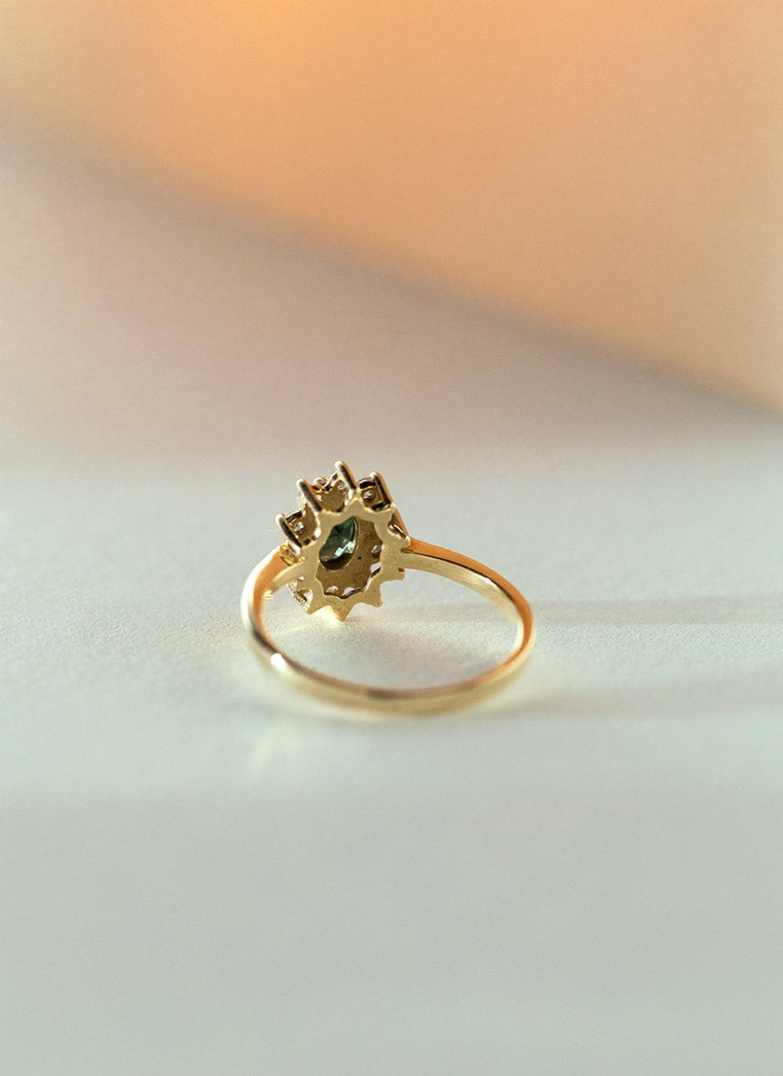 Yoki green tourmaline entourage ring 14k gold - Studio Kroewe