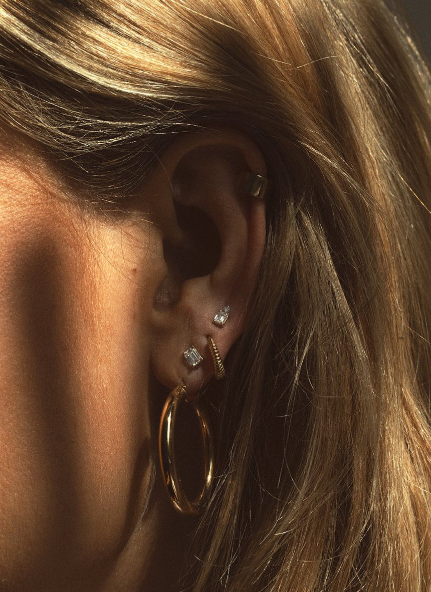 Jumi pearl huggie 14k gold - Studio Kroewe