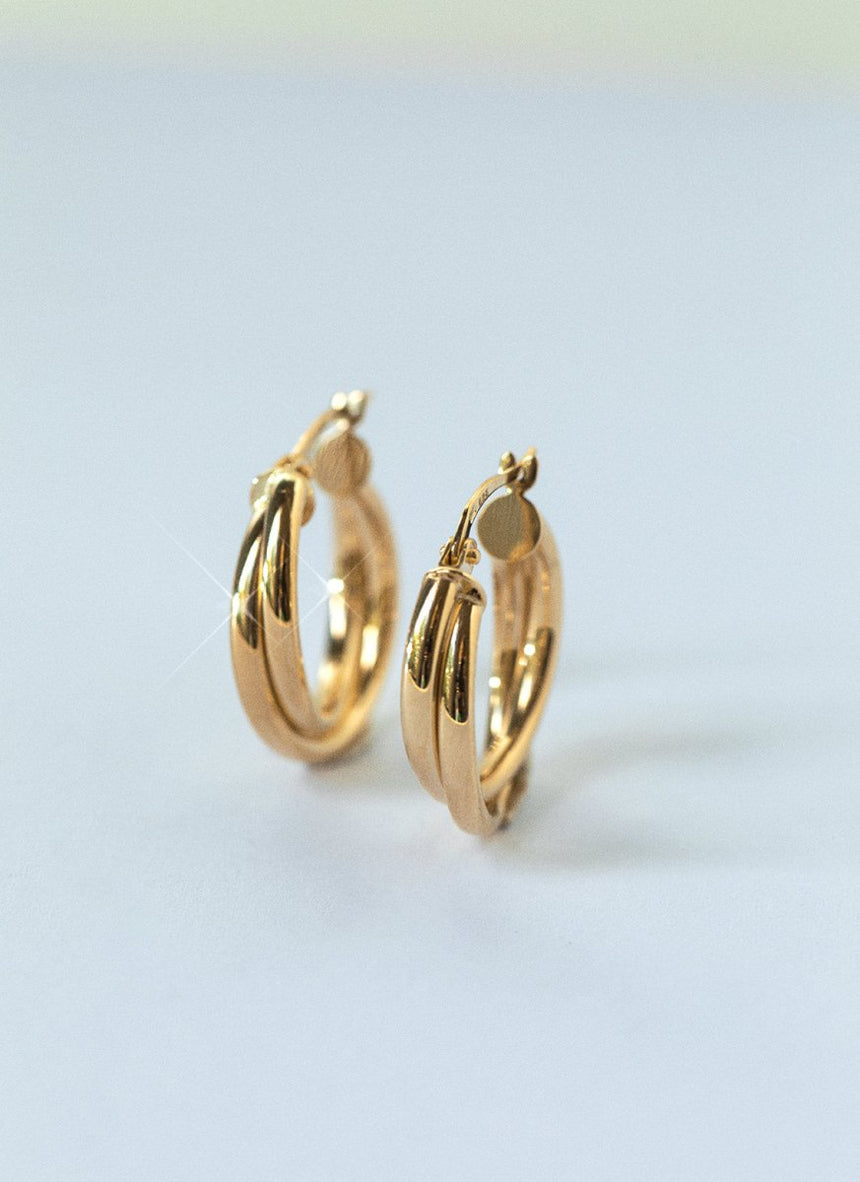 Jumi pearl huggie 14k gold - Studio Kroewe