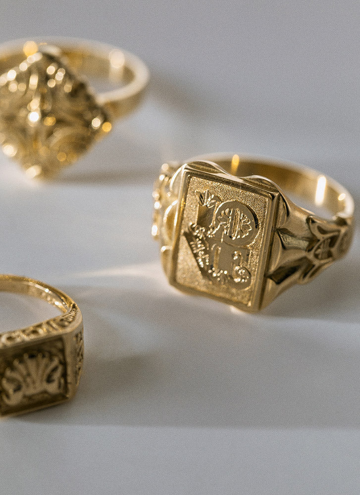 Freya love signet ring 14k gold - Studio Kroewe