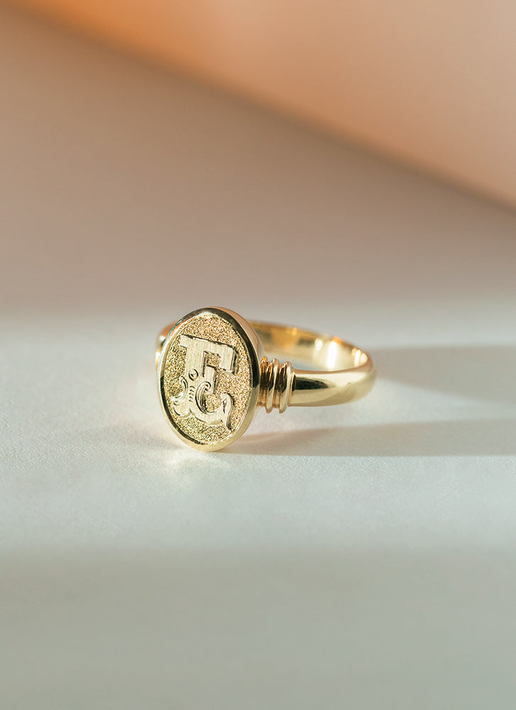 Betsy alfabet zegelring 14k goud