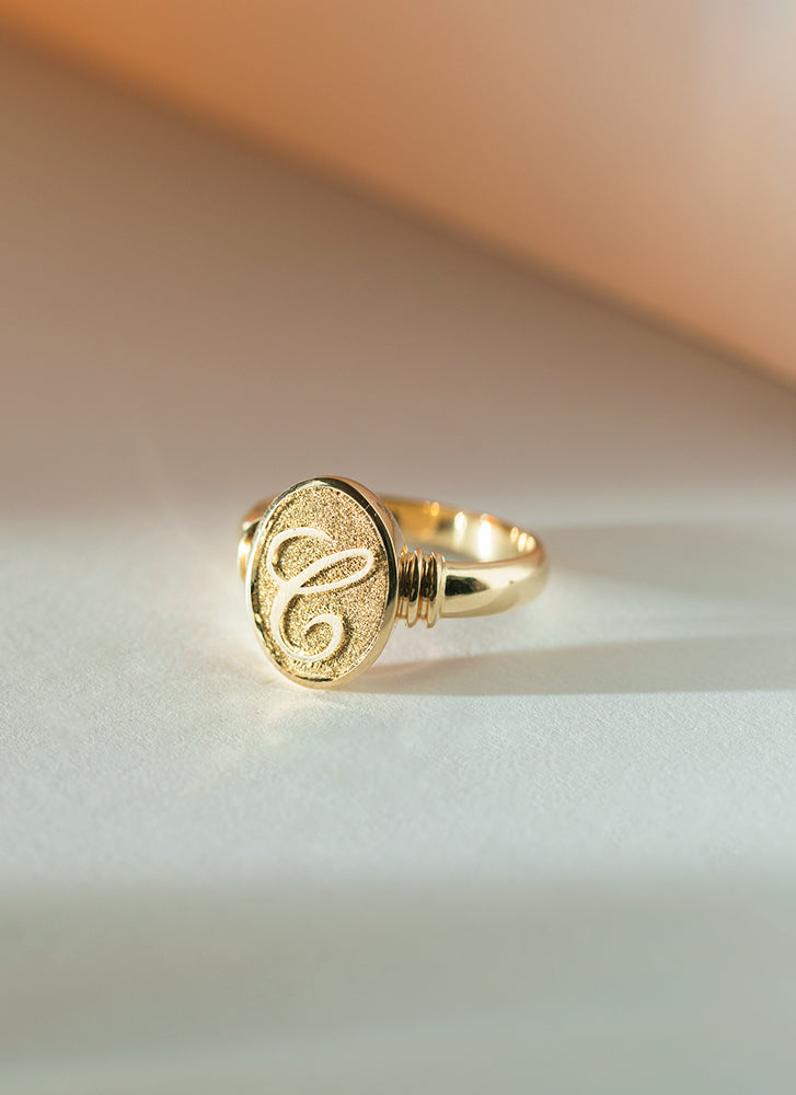 Betsy alfabet zegelring 14k goud