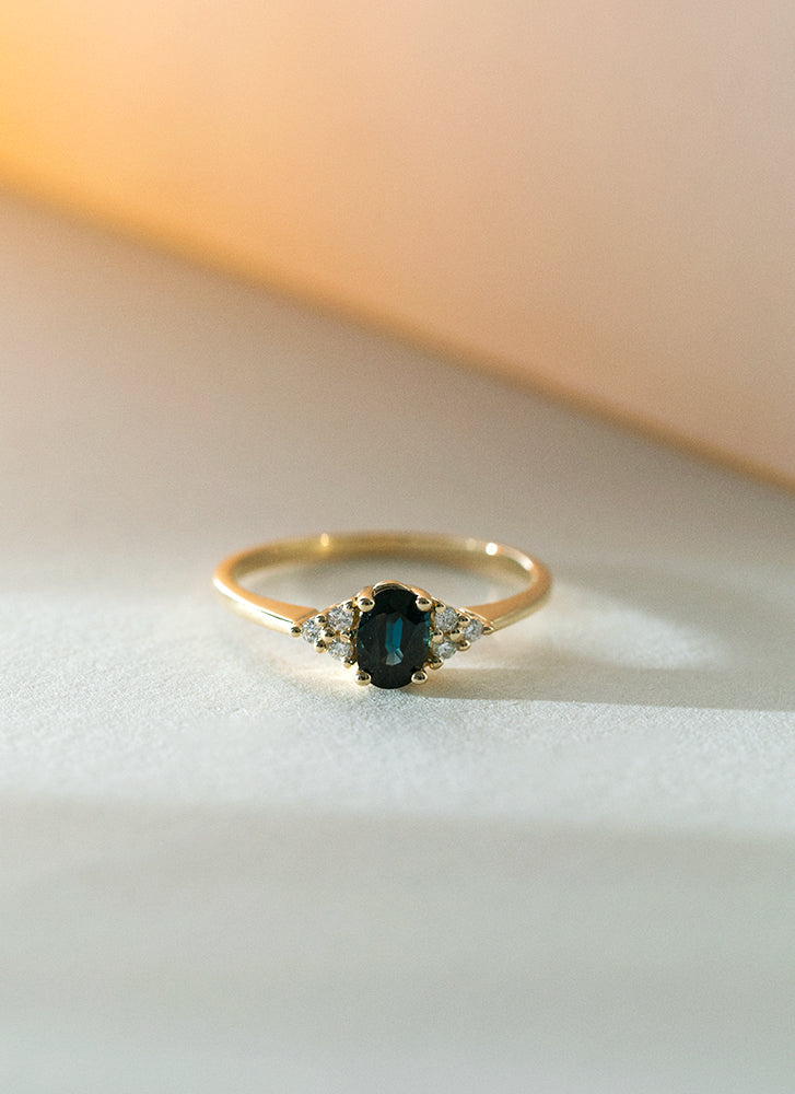HuisCollectie Ring 14k witgouden met blauw saffier 1.50ct en 10-0.50ct -  Juwelier van der Weerd - Janssen Zeist